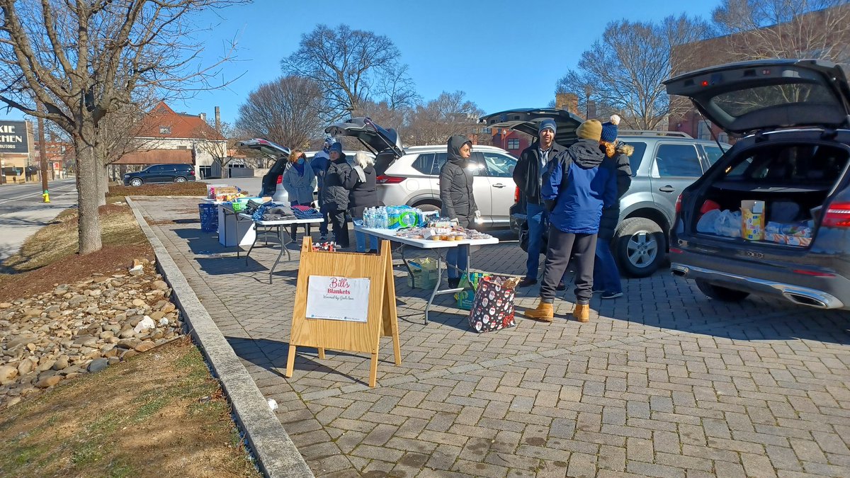 bills_blankets's tweet photo. Some pictures from today. It was very brisk. We gave out over 50 sleeping bags, toiletries, hats, scarves, and snacks. https://t.co/7ozUgmOFJ7