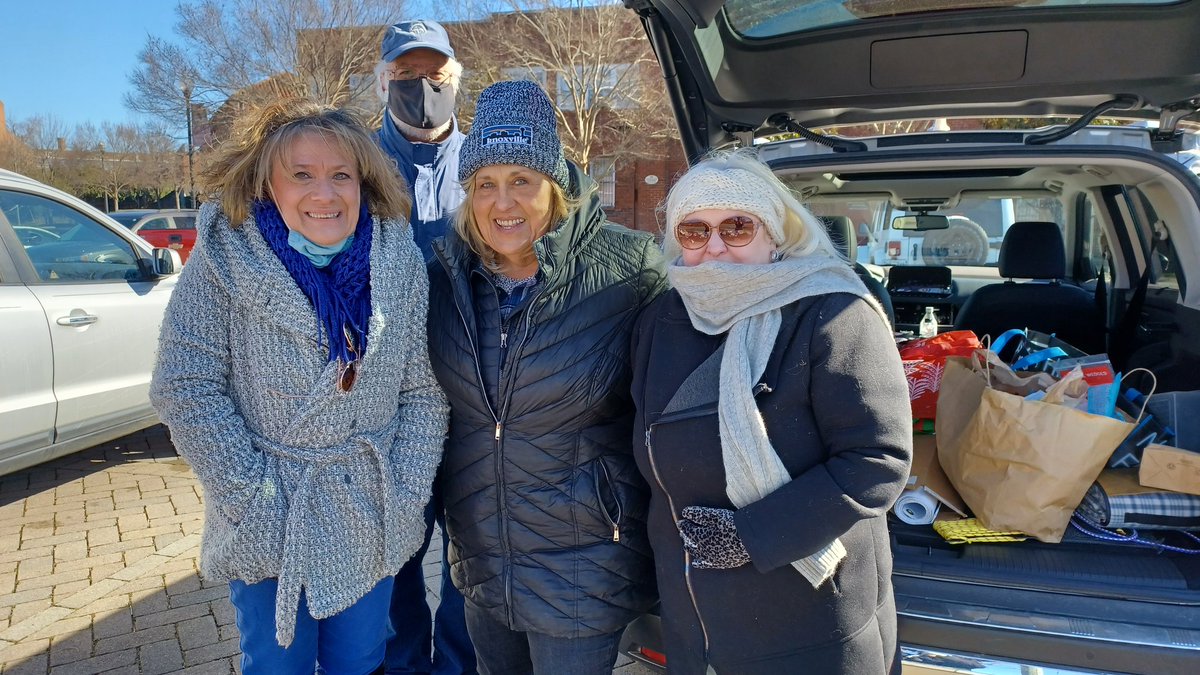 bills_blankets's tweet photo. Some pictures from today. It was very brisk. We gave out over 50 sleeping bags, toiletries, hats, scarves, and snacks. https://t.co/7ozUgmOFJ7