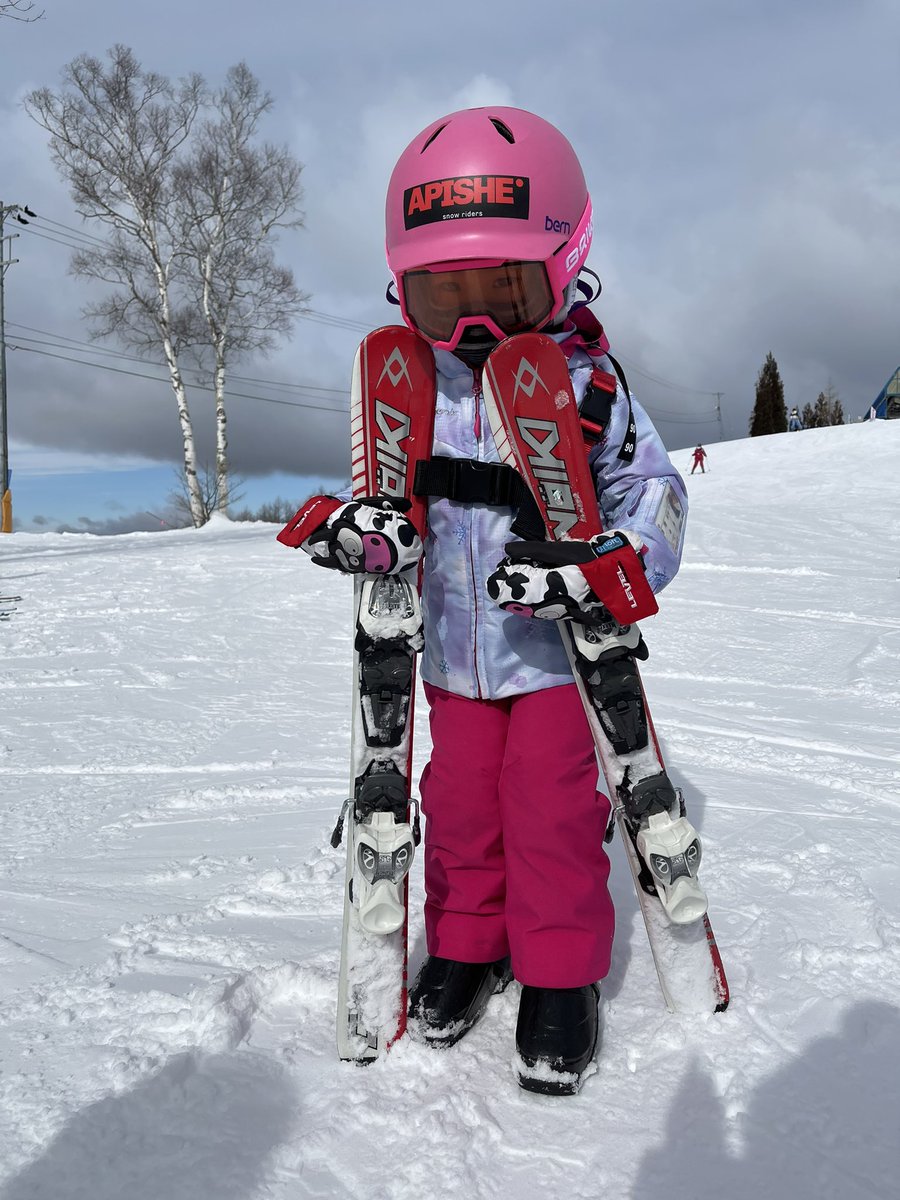 eritaro39's tweet photo. 今日はママとスキー⛷
あたちのマテリアル紹介をしましゅ❤️
年齢-3歳　身長-96cm
#völkl 80cm #marker 
#NORDICA 15.5-16.5 
#phenix 90cm #bern #BRIKO #LEVEL #luckybums
#APISHE チーム https://t.co/xyJ7SLOube