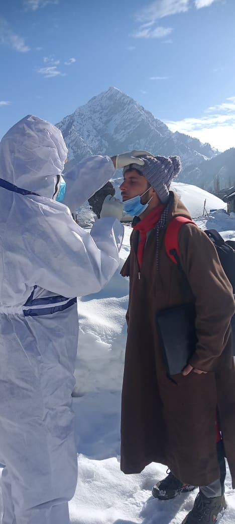 CovidcontrolBpr's tweet photo. #SayNoTo3rdWave 
#COVIDAppropriateBehaviour
#BandiporaFightsCorona 
COVID19 Sampling in Progress at Helipad Dawar Gurez
@owais_ias 
@dcbandipora 
@dicbandipora 
@diprjk 
@OfficeOfLGJandK 
@MoHFW_INDIA 
@HMOIndia 
@manojsinha_ 
@PIBSrinagar 
@ddnewsSrinagar 
@DDKashirChannel https://t.co/XeELNKlpGo