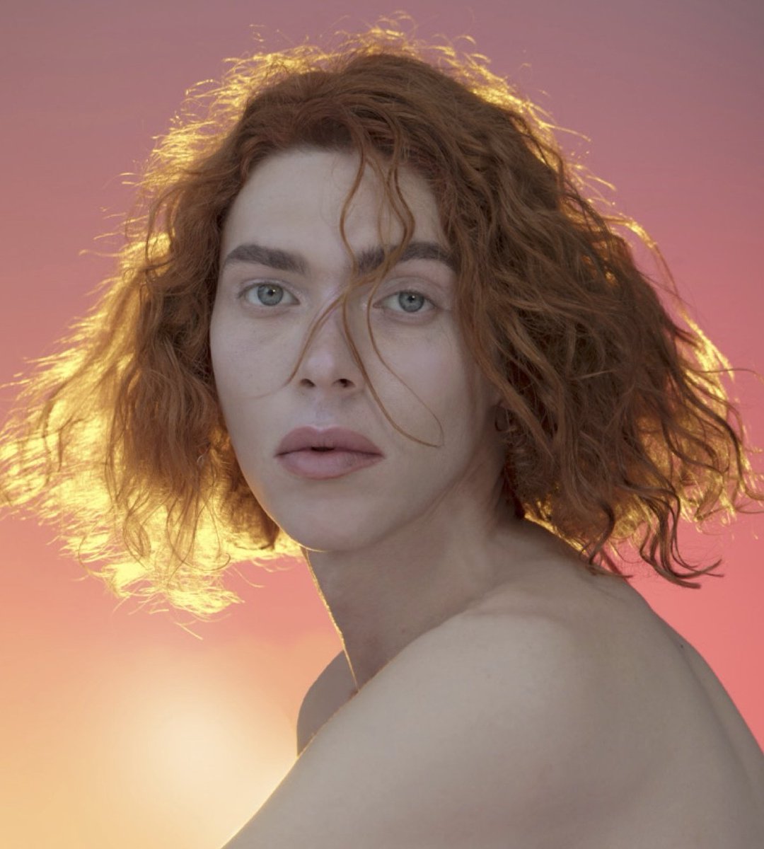 bjorksvelvetrop's tweet photo. one year ago the moon shined brighter than ever. SOPHIE's moon <3 https://t.co/25sHFYiYJW