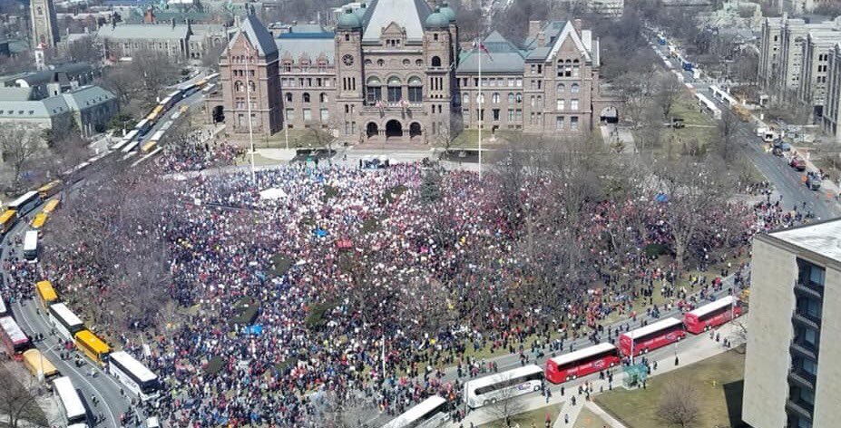 This is how you protest. 30 000 educators, parents and students peacefully protested <a href="/fordnation/">Doug Ford</a>’s cuts to #onted. Not a single swastica, confederate flag, GoFundMe grift, or public pooping.
#FluTrucksKlan #Ottawa #VoteThemAllOut2022