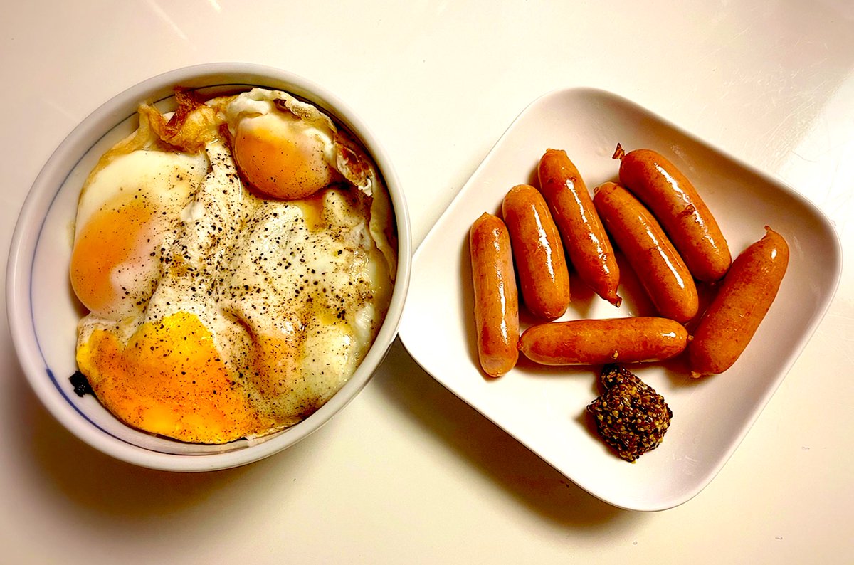 おはようございます☺️ いつもより遅く起きてしまったので、簡単に目玉焼き丼🍳とウィンナー☺️