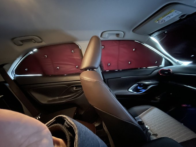 勢いでめちゃくちゃ雑に吸盤つけて作業したけど、ええな!(車中泊したいとき) 