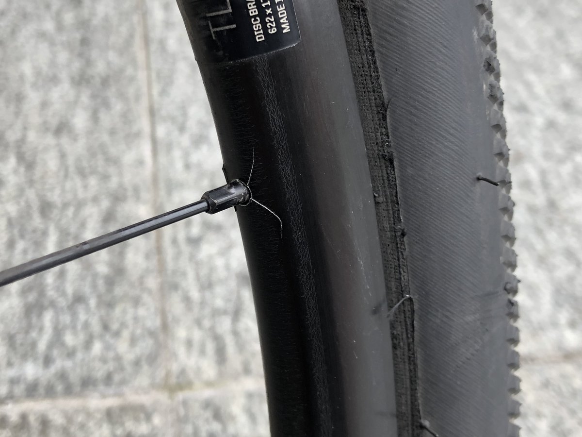 sunapon's tweet photo. 後ろホイールのリムにクラックが…
以前乗っていたクロスバイクもこうだった。
やっぱりディスクブレーキだとスポークに負担がかかるのかな?
#CheckPointSL5 #TREK https://t.co/lxtSzhd1hR