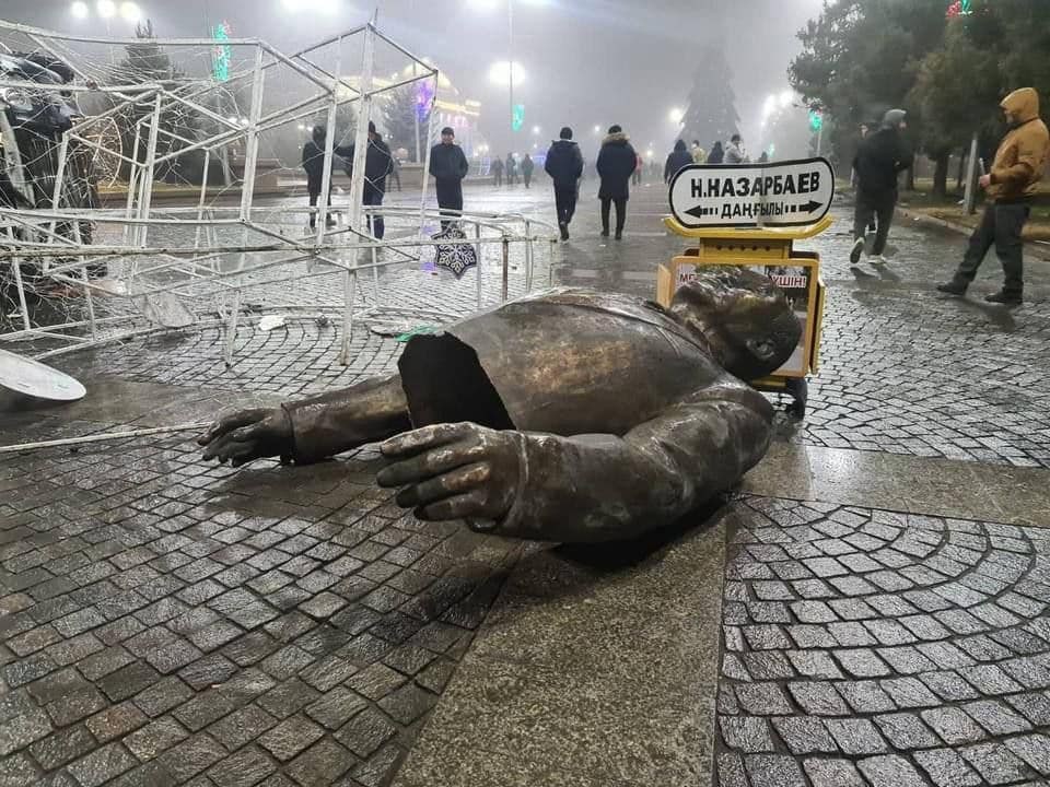 HOW TO PROSECUTE FOR THE LEGENDARY DEMOLITION OF THE NAZARBAYEV MONUMENT 

January 27, 2022 

#Taldykorgan. 

It became known that Azamat #Kilibayev was detained by police officers and placed in a pre-trial detention center for the duration of the investigation (article unknown)