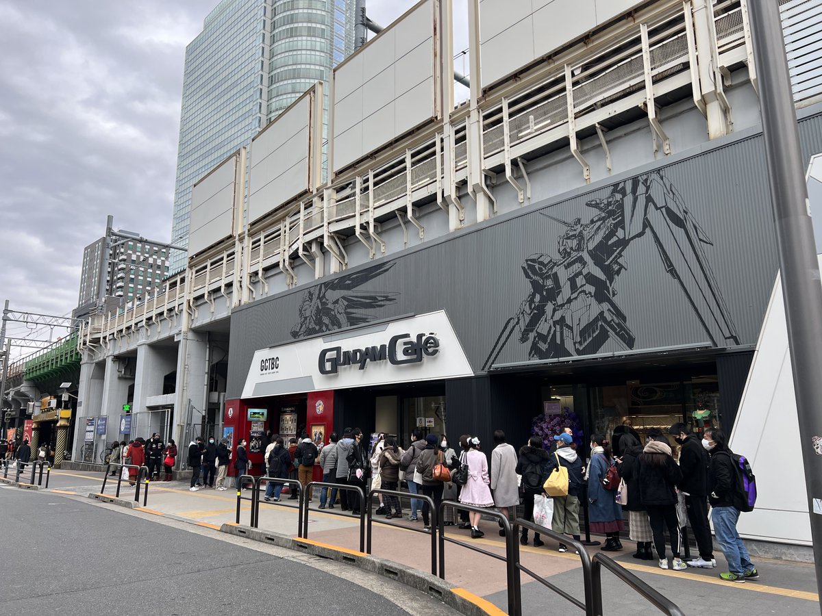 yoshi115t's tweet photo. ガンダムカフェ秋葉原、フォーチュンラテがすごい列。
赤いところを堺に奥が注文待ち。手前が完成待ち。 https://t.co/KjxlAFbmdw