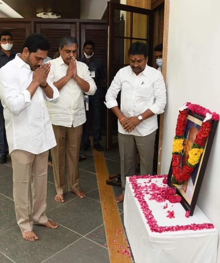 జాతిపిత మహాత్మాగాంధీ వర్ధంతి సందర్భంగా ఆ మహానియునికి నివాళులు 🙏🙏