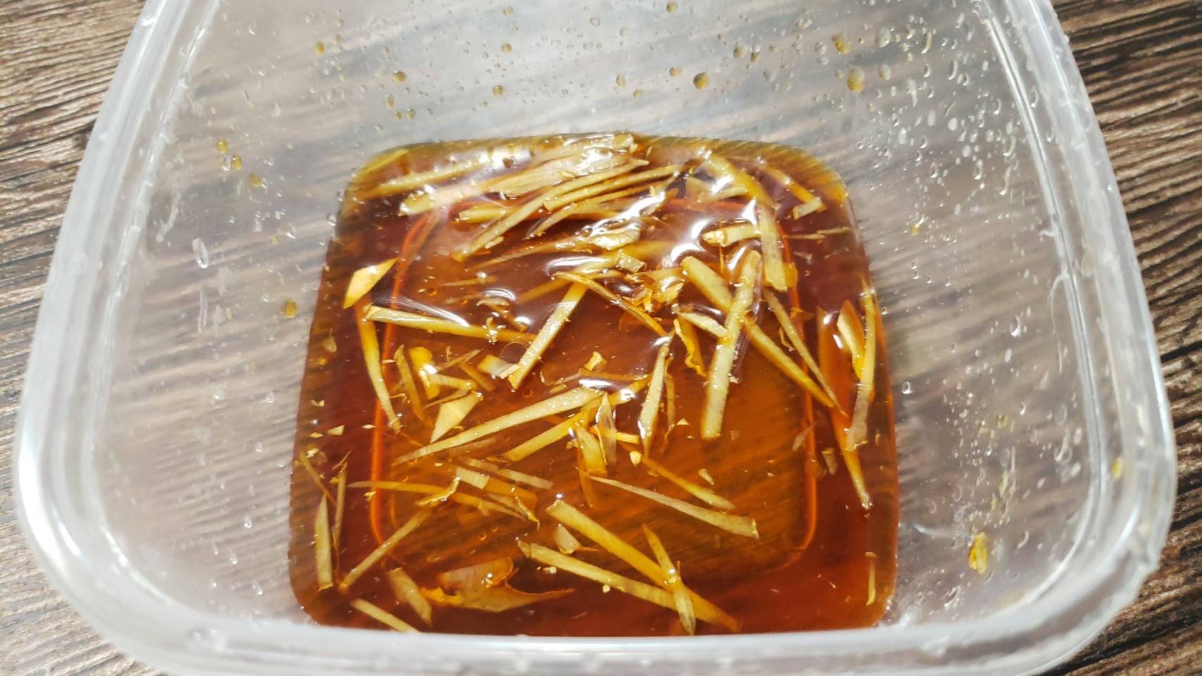 リュウジ 料理のおにいさんバズレシピ レンジでたった3分 こんなにふっくら旨い煮付けが出来るのかと驚く仕上がりです レンジでブリの煮付け 耐熱容器にめんつゆ 酒 砂糖 ショウガ混ぜブリ入れ 表と裏で1分半ずつチン 実は魚の煮物はこんなに簡単