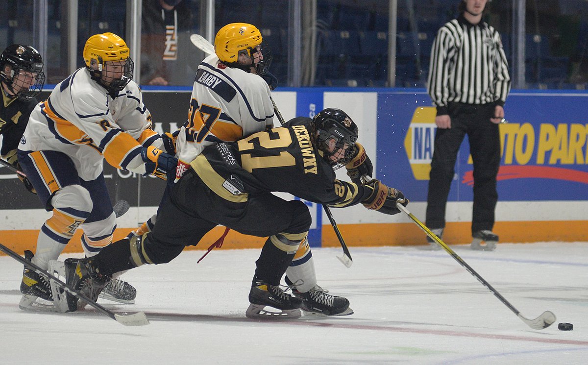 swbooster's tweet image. Southwest skaters Rylan Silzer, Jaydon Jessiman, and Rhett Dekowny all collected points for the Warman Wildcats as they defeated the host Swift Current Legionnaires 4-1 tonight. The Wildcats and Legionnaires will rematch on Sunday at 1:45 p.m. @AAAWarman @sclegion3