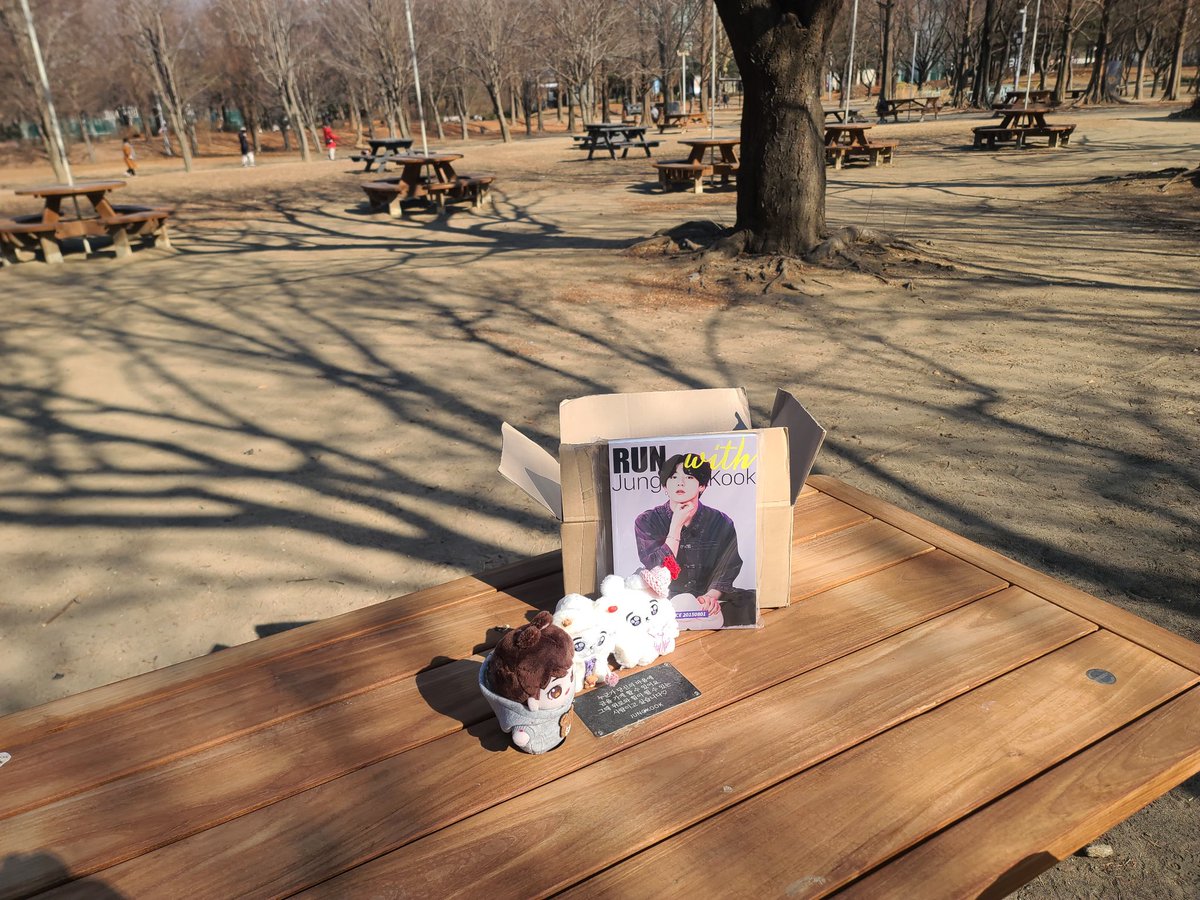 JK_Table21's tweet photo. 드뎌 왔어요~~정국이 테이블~♡
봄이 되는 이쁜 꽃들과 나무들과 함께겠죠??
테이블에 포토북 나눔 놓고갑니다~
서울숲 오시는 분들 가져 가세요~
우리 정국이 첫 OST 대박나쟈!!♡
#StayAlive_Jungkook #StayAlive
#BTSJUNGKOOK #JK #JKTABLE https://t.co/1IzXt84Tgz