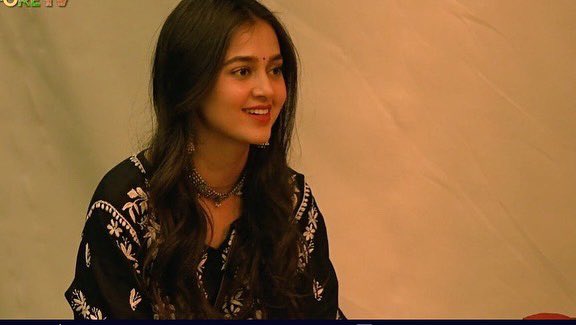 itsmetejasswi's tweet photo. Aren’t we gonna miss watching her on the BB screen? Excited for her to lift the trophy and sad for it to end too! 

VIJAYI BHAVA TEJASSWI

#TejasswiForWinBB15 #TejasswiPrakash  @justvoot @VootSelect @ColorsTV @EndemolShineIND @BiggBoss https://t.co/dhf5pljRLO