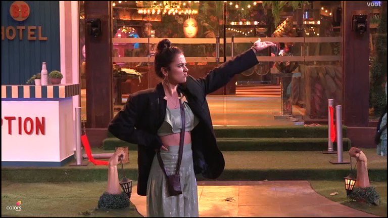 itsmetejasswi's tweet photo. Aren’t we gonna miss watching her on the BB screen? Excited for her to lift the trophy and sad for it to end too! 

VIJAYI BHAVA TEJASSWI

#TejasswiForWinBB15 #TejasswiPrakash  @justvoot @VootSelect @ColorsTV @EndemolShineIND @BiggBoss https://t.co/dhf5pljRLO