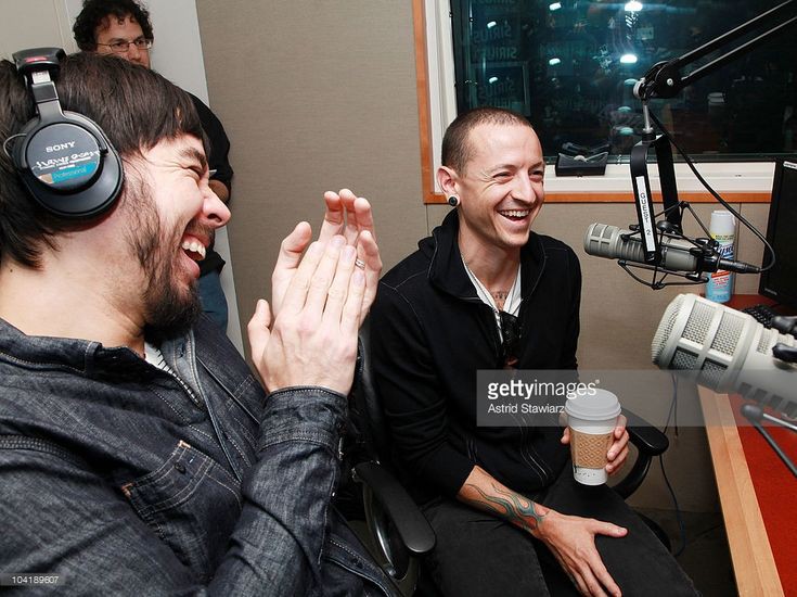BinneyLouise's tweet photo. Happy #officialbennodaday
#brothersforever
#mikeandchester
πΈGettyimages π https://t.co/P4t46FmRB7