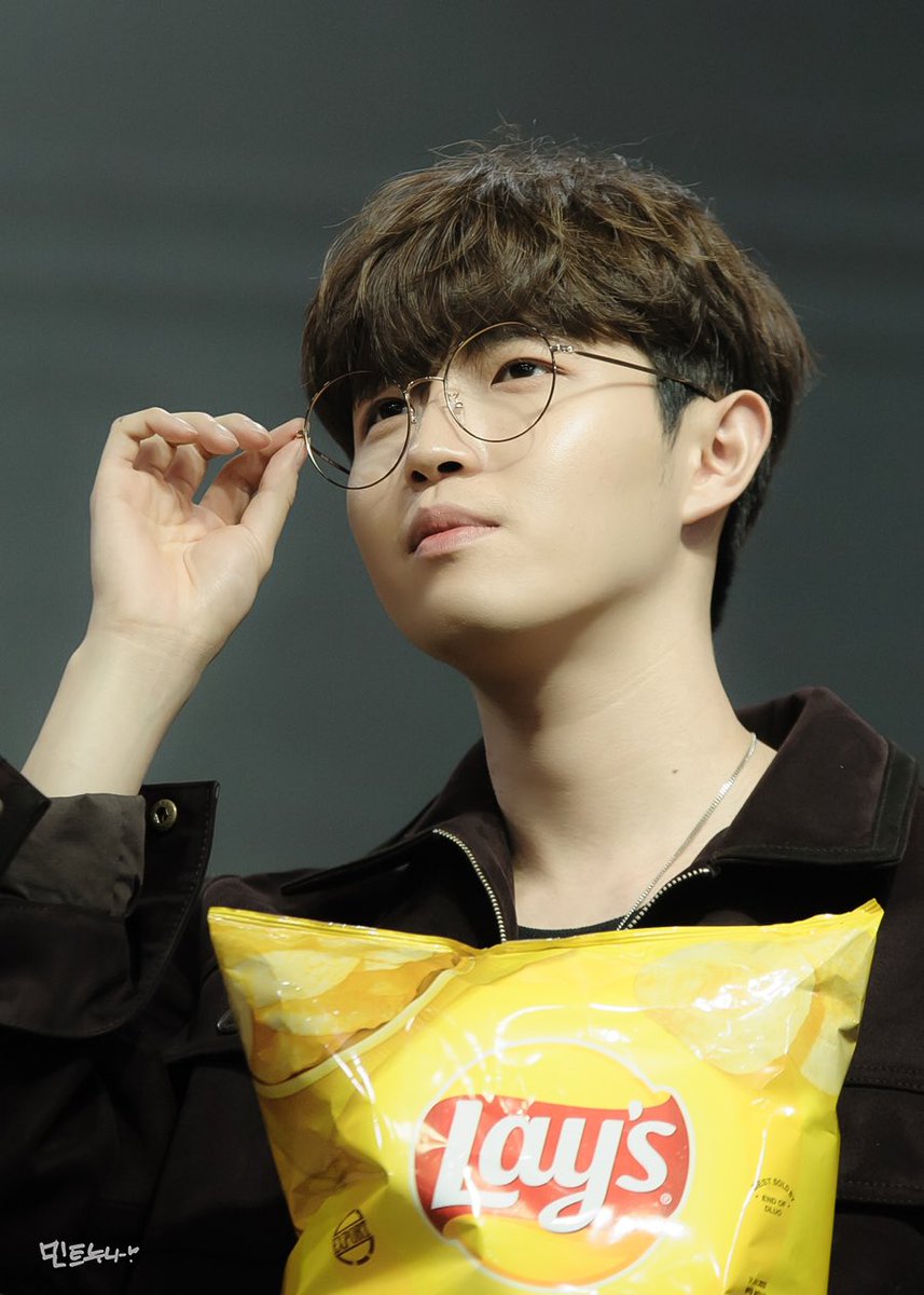 220129 메이크스타 팬싸 김재환 
내 최애 사환이 안경천재 미쳤다❣️
김사환 사랑해❤️😇 
#김재환 #kimjaehwan #다잊은줄알았어