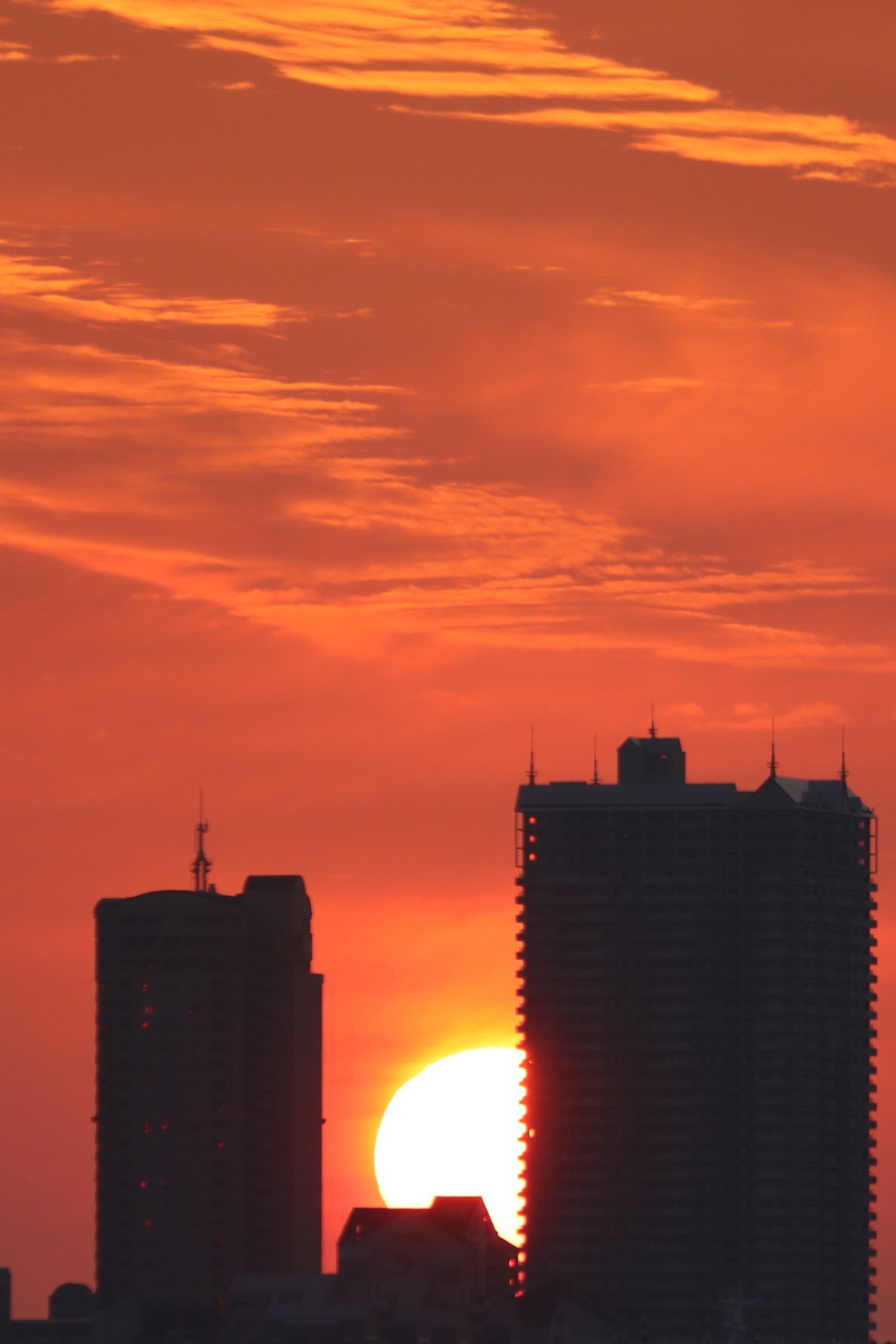 芦屋あたりで ツイッター版 ビルの谷間に沈む夕日 夕空 夕陽 夕日 キリトリセカイ 空がある風景 潮芦屋ビーチ T Co Hjyhdwpm66 Twitter