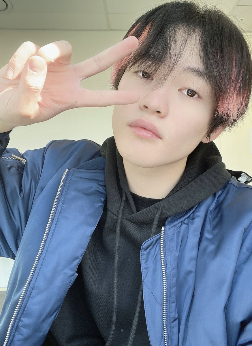 wangmoriupdates's tweet photo. 220130 🐱💭UPDATE 

🐱 [Thunder ge😈]: [attached]
🐱 [Thunder ge😈]: guys
🐱 [Thunder ge😈]: the sun rose in the west*
🐱 [Thunder ge😈]: (i can’t believe) i took a selfie
🐱 [Thunder ge😈]: i strongly recommend this fcmm blue jacket

* means that something unexpected happened https://t.co/trLUPPrISG