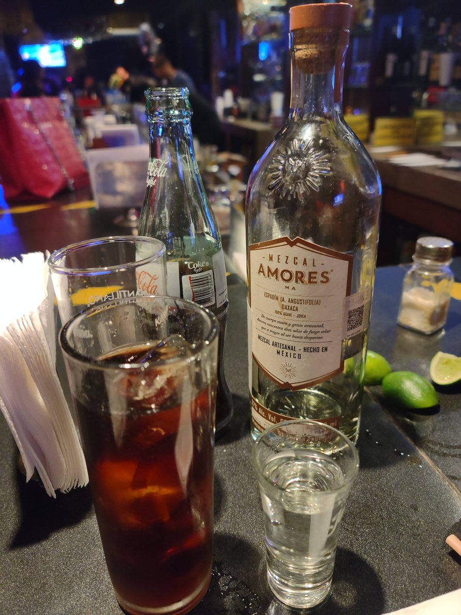 AQUÍ DISFRUTANDO MIS AMORES SALUD POR ESO 👍🏿🥃🥃🥃