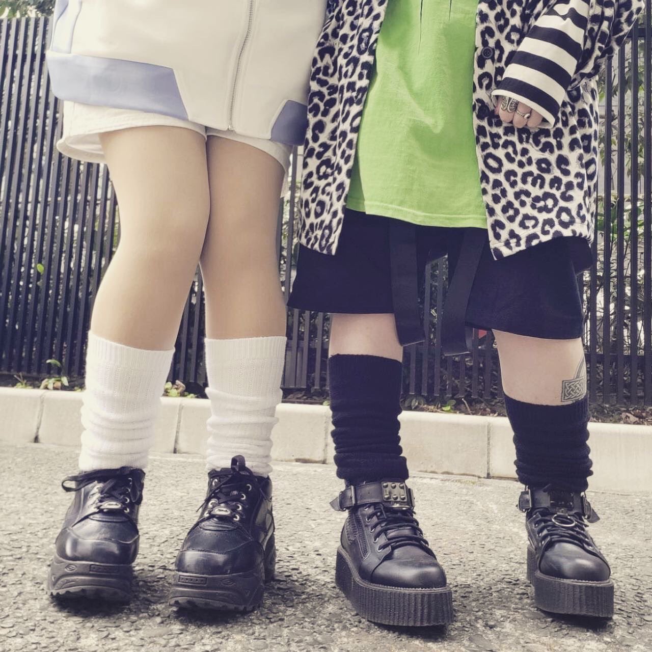 靴下屋原宿竹下通り店 Sur Twitter ルーズソックスはおそろいで履いてもカワイイけど 正反対の色違いコーデ もカワイイのです 白くて淡い天使コーデ と黒くてイカつい悪魔コーデ 原宿ファッションにもバッチリ合いますよ ルーズソックス 双子コーデ 原宿 靴下屋原宿竹下通り店 Sur Twitter ルーズソックスはおそろいで履いてもカワイイけど 正反対の色違いコーデ もカワイイのです 白くて淡い天使コーデ と黒くてイカつい悪魔コーデ 原宿ファッションにもバッチリ合いますよ ルーズソックス 双子コーデ 原宿