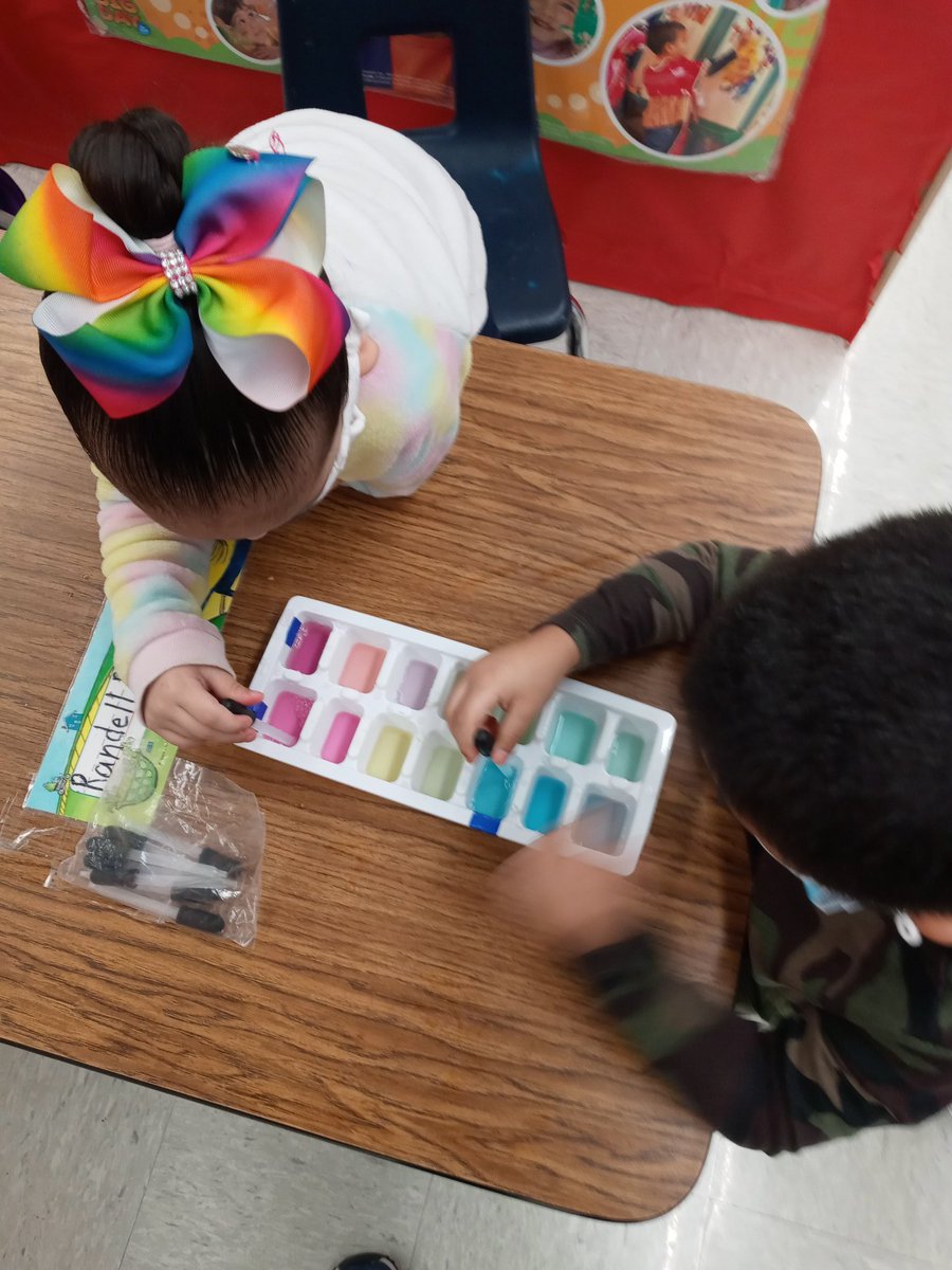 TurrubiatesIda's tweet photo. Great job exploring mixing colors. @JOSECARDENASECC https://t.co/qNxauc4F5g