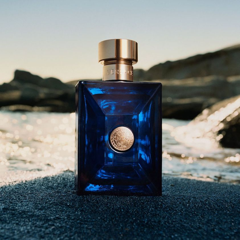 roga_perfume's tweet photo. تدور على عطر يناسب كل زمان و مكان؟
#فرزاتشي ديلان بلو للرجال يتميز بنوتات من الباتشولي، المسك، البخور، الجريب فروت خلطة💙
#أفضل_عطور #عطور_فرزاتشي #روجا_للعطور #عطور_أصلية #عطور_بسعر_الجملة https://t.co/a9YQHWcpMv