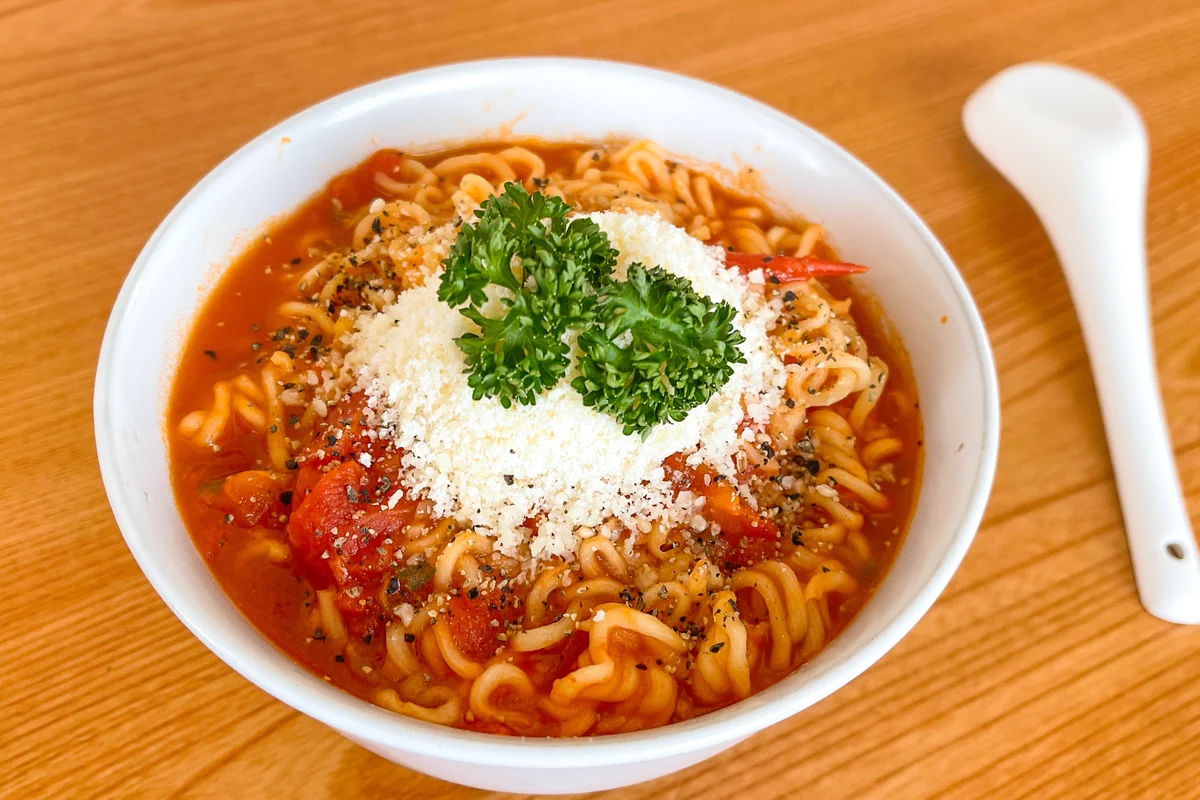 トマトの酸味がよく合いそう！「サッポロ一番塩らーめん」のアレンジレシピ！