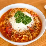 トマトの酸味がよく合いそう!「サッポロ一番塩らーめん」のアレンジレシピ!