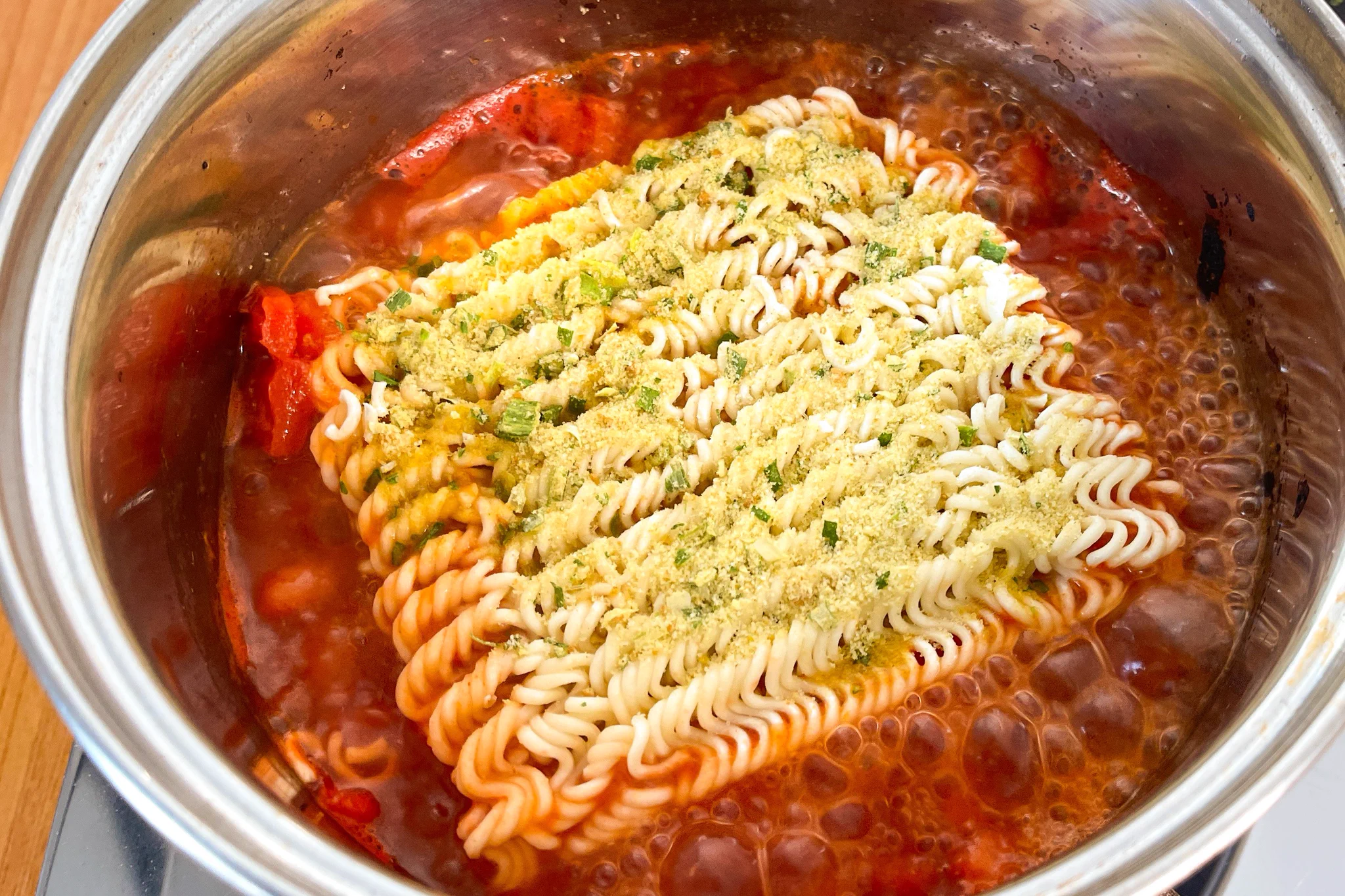 トマトの酸味がよく合いそう！「サッポロ一番塩らーめん」のアレンジレシピ！