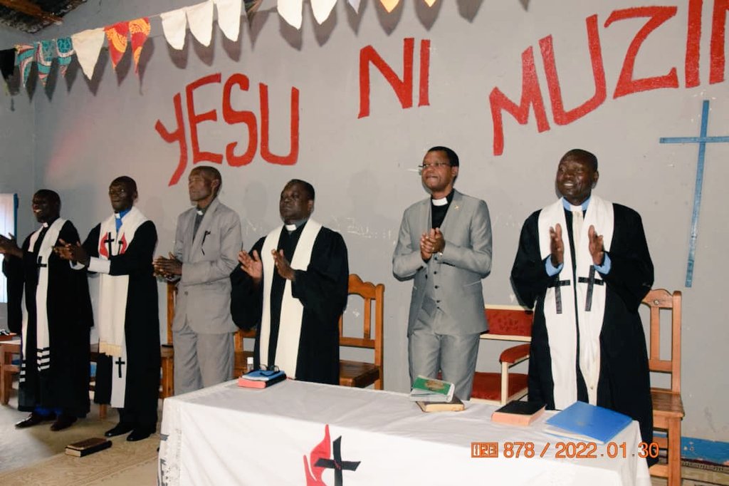 RTNBurundi's tweet photo. #Burundi Le Président du @burundi_senat et représentant légal du @UMC_Burundi @HonSinzohagera se joint aux chrétiens de l'Eglise Méthodiste Unie de #Maramvya @UMC_Burundi se trouvant en commune #Makebuko @Gitega  dans la prière dominicale du 30 janvier 2022. https://t.co/bwHgsaR2dD