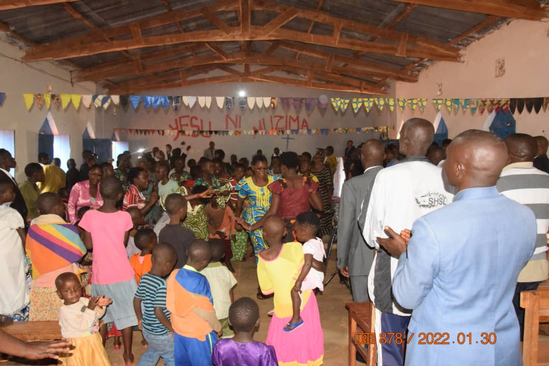 RTNBurundi's tweet photo. #Burundi Le Président du @burundi_senat et représentant légal du @UMC_Burundi @HonSinzohagera se joint aux chrétiens de l'Eglise Méthodiste Unie de #Maramvya @UMC_Burundi se trouvant en commune #Makebuko @Gitega  dans la prière dominicale du 30 janvier 2022. https://t.co/bwHgsaR2dD