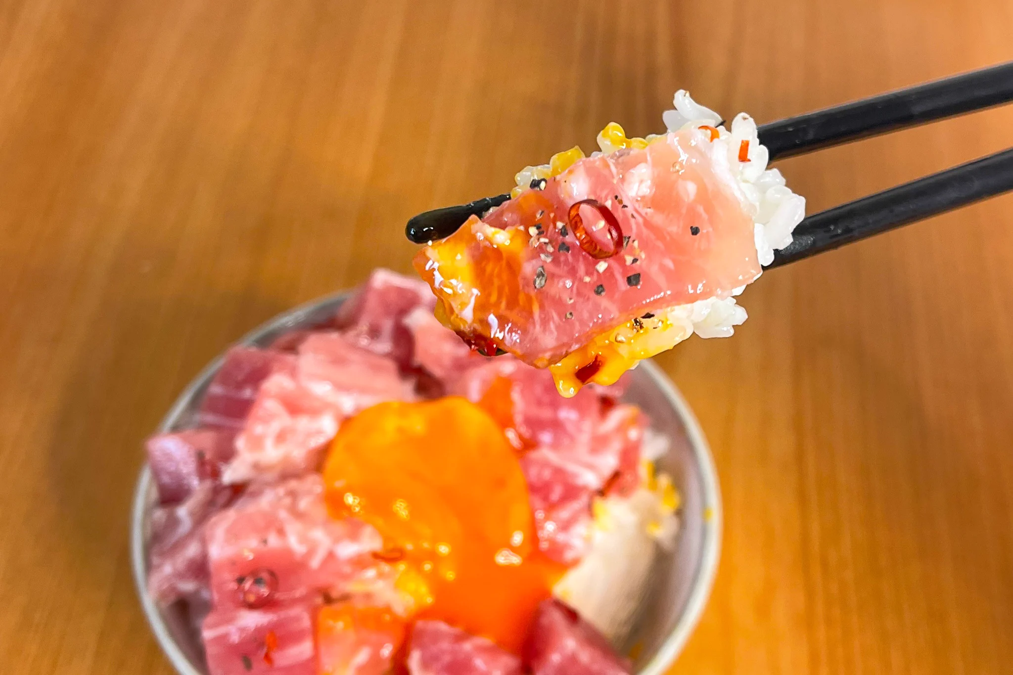 ペペロンチーノ風の味付けが美味しそう！生ハムなどを使った、丼もの料理のレシピ！