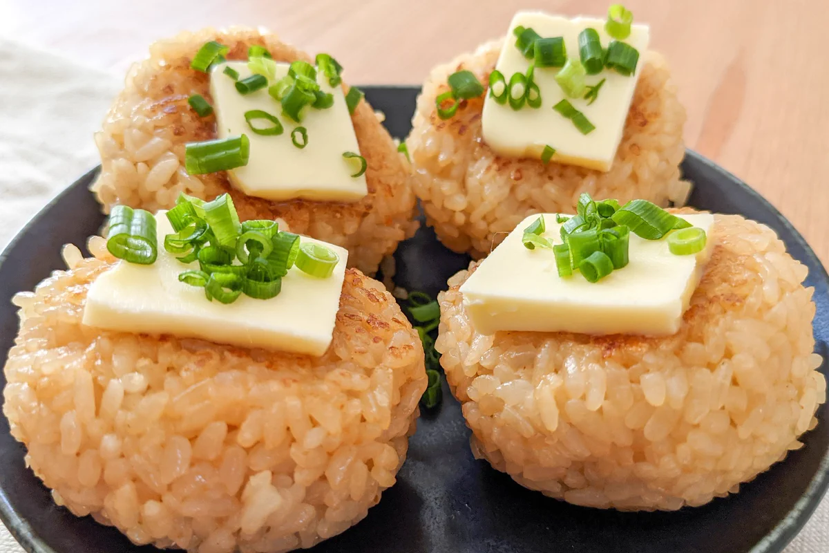 味噌×バターの組み合わせが美味しそう！「焼きおにぎり」レシピ！