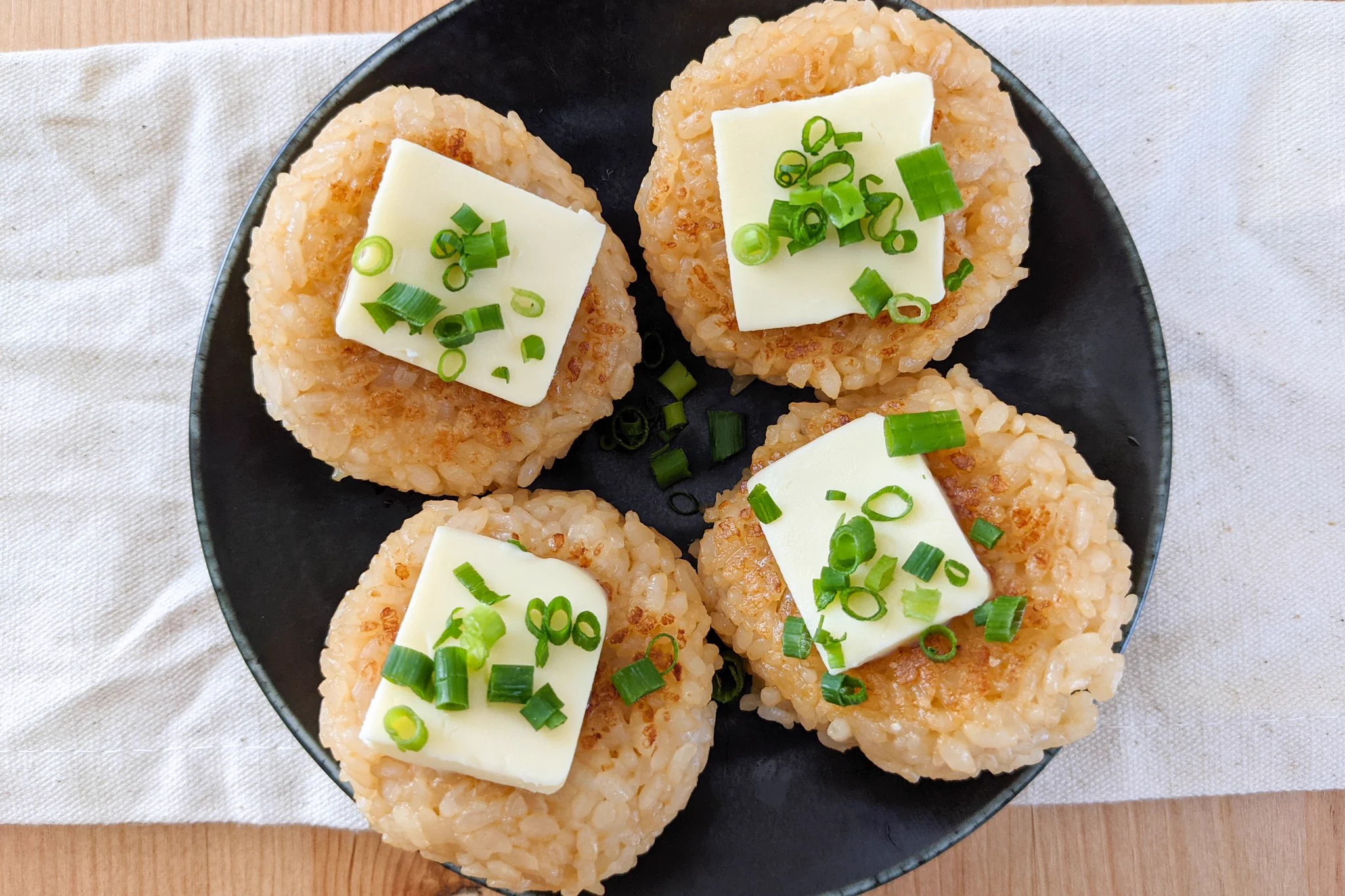 味噌×バターの組み合わせが美味しそう！「焼きおにぎり」レシピ！