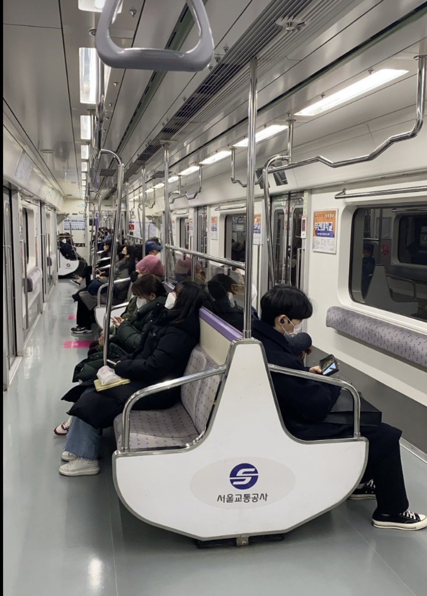 ซับเวย์เกาหลีเปลี่ยนไปปปปป รฟฟ.ใต้ดินปรับที่นั่งใหม่จากหันหน้าเข้าหากันเป็นหันหลังชนกัน อันนี้เป็นรูปของสาย 7 นะคะ น่าจะเปลี่ยนแค่บางขบวน,บางสาย