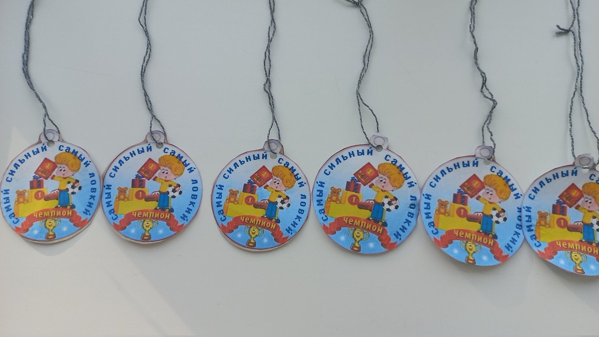 Спортсмены лишь лучшие
На пьедестале,
Вручают торжественно 
Всем им медали!
Во 2 младшей группе "Медуницы" тематическая неделя "Мир спорта" завершилась изготовлением медалей.