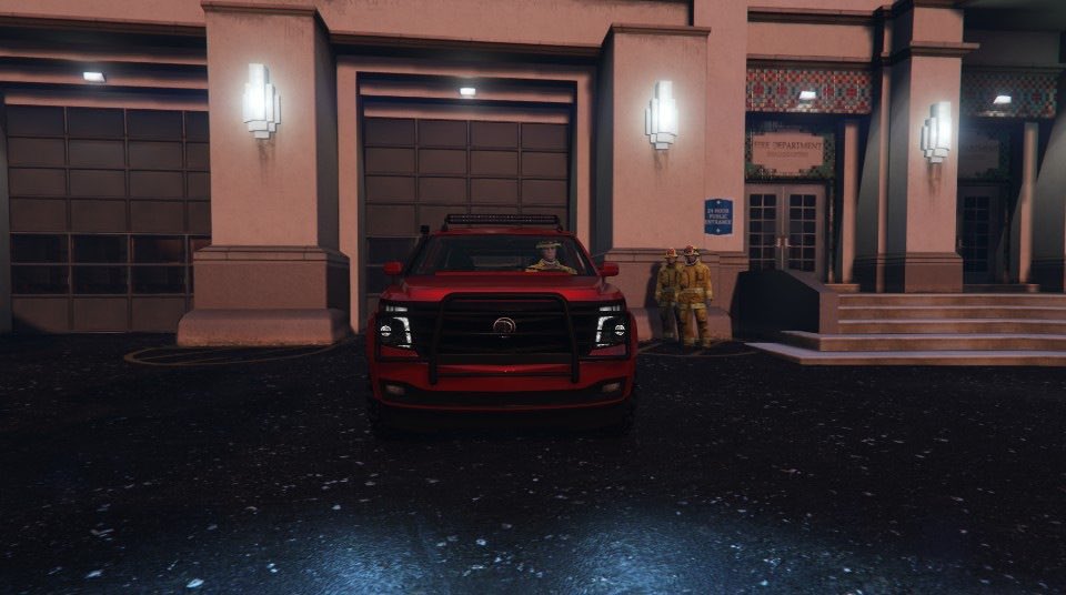 LSFD_GTA5's tweet photo. 1/29に指揮広報車を新しく配備しました。

ベース車両はデクラス社のグレンジャー3600LXです。
積載容量が多く、主に指揮隊や活動人員搬送に使用されます。
AWD駆動であり、あらゆる地形、悪路を走破することができる。
#GTAOnline 
#LSFD https://t.co/pZLEHfNVR3