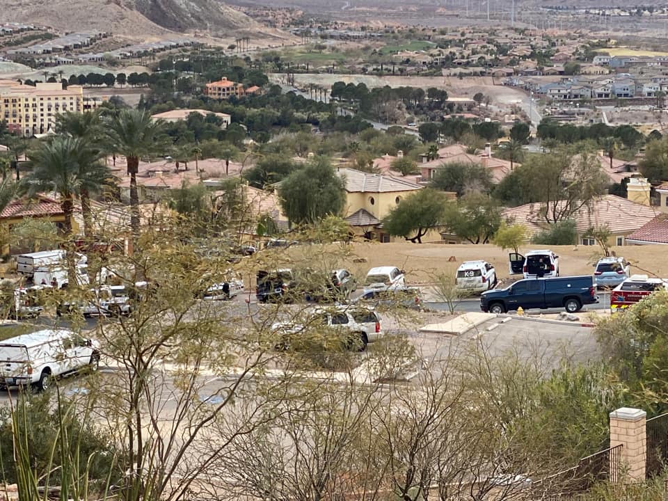 LasVegasLocally's tweet photo. It was a "barricade situation" according to someone who was there. The explosions were police flashbang grenades. Odd that local news hasn't reported on it. https://t.co/Mg5m8aYd1L