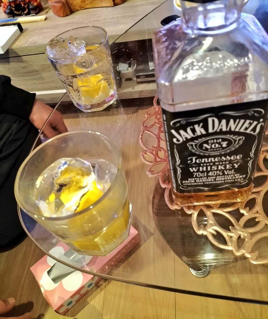 D1PLAYZ1's tweet photo. おひさし。最近の私はジムで鍛える日々が続いておりまして、プールにキックボクシングに器具使ったりな毎日でございます。たまに友達と家でハイボールしたりなかんじです。現場からは以上です https://t.co/SR7wwAlSQK