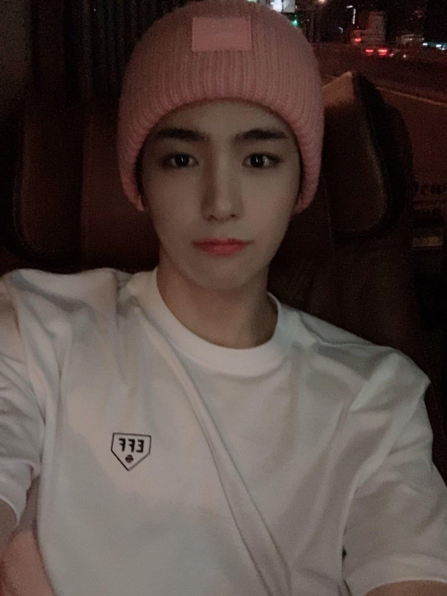 chae_doing's tweet photo. 진짜 셀카 왤케 못 찍어
니가 오**이냐거 https://t.co/EHQlCvtX5Q