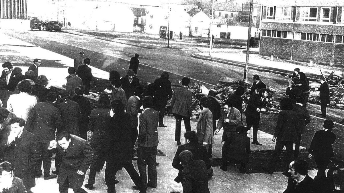 franceinfo's tweet photo. RECIT.  "Ce n'est que le soir qu'on a compris l'ampleur du massacre" : le 30 janvier 1972, le Bloody Sunday ensanglante l'Irlande du Nord

https://t.co/EziSbzPXa0 https://t.co/5jlP9g54P7