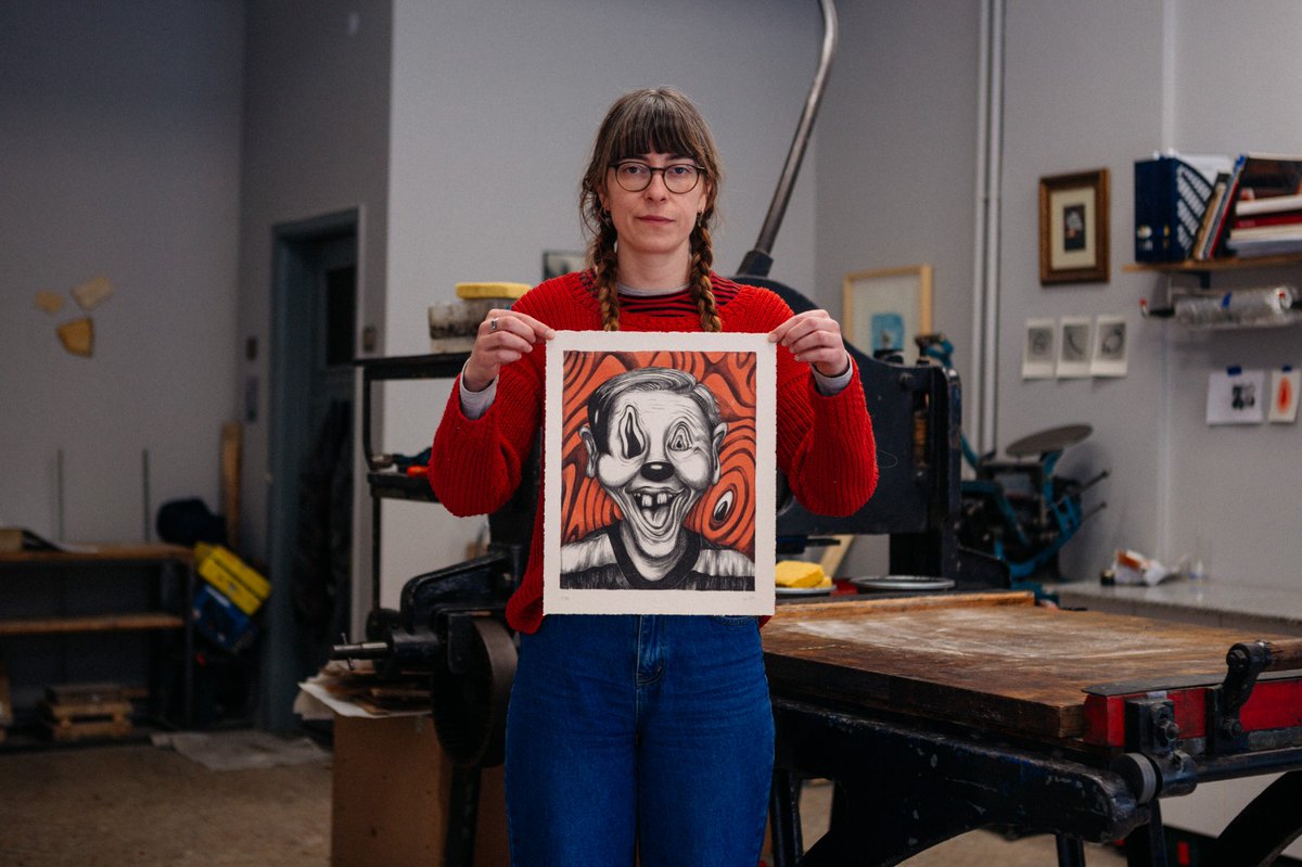 🤡SUPERFLUOUS, 2022. 
Lithography. 29,5x35,5cm. 
(30 Ed. + 4 A.P. + 3 P.P. + 2 H.C.)
100€. Please DM for purchase.
#lithography #print #printmaking #superfluous #cartoon #uncanny #printcollector #artistsontwitter #artwork #art #printmaker