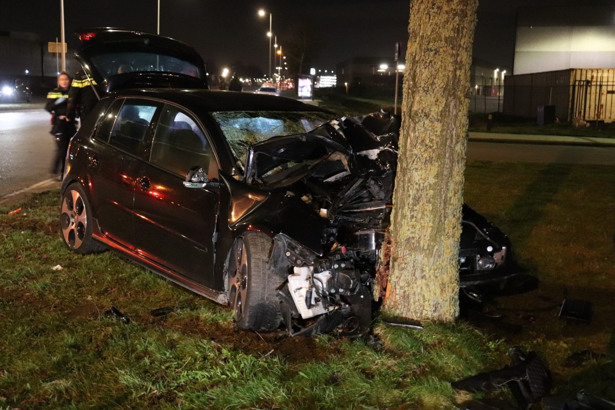 #Auto tegen #boom, twee van de vier inzittenden gewond naar zkh. Het #verkeersongeval vond vannacht om 03.35 uur plaats op de Ruigoordweg thv Latexweg #Amsterdam Westpoort. De best van de Volkswagen Golf type 5 kwam vanaf de Latexweg. <a href="/POL_Amsterdam/">Politie Eenheid Amsterdam</a> doet onderzoek naar toedracht