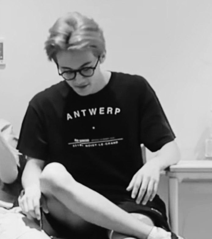 พี่เขาใส่เเว่นเเล้วหล่อเอาเรื่องเลยว่ะ เท่มาก ㅠㅠ