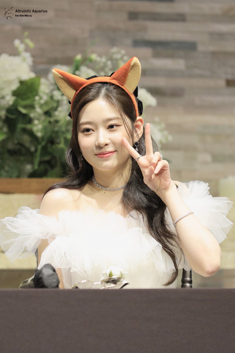 kimminju_020501's tweet photo. 220115
팬사인회
#아이즈원 #IZONE #アイズワン       
#김민주 #Kimminju #キムミンジュ https://t.co/AfbwW2TBFN