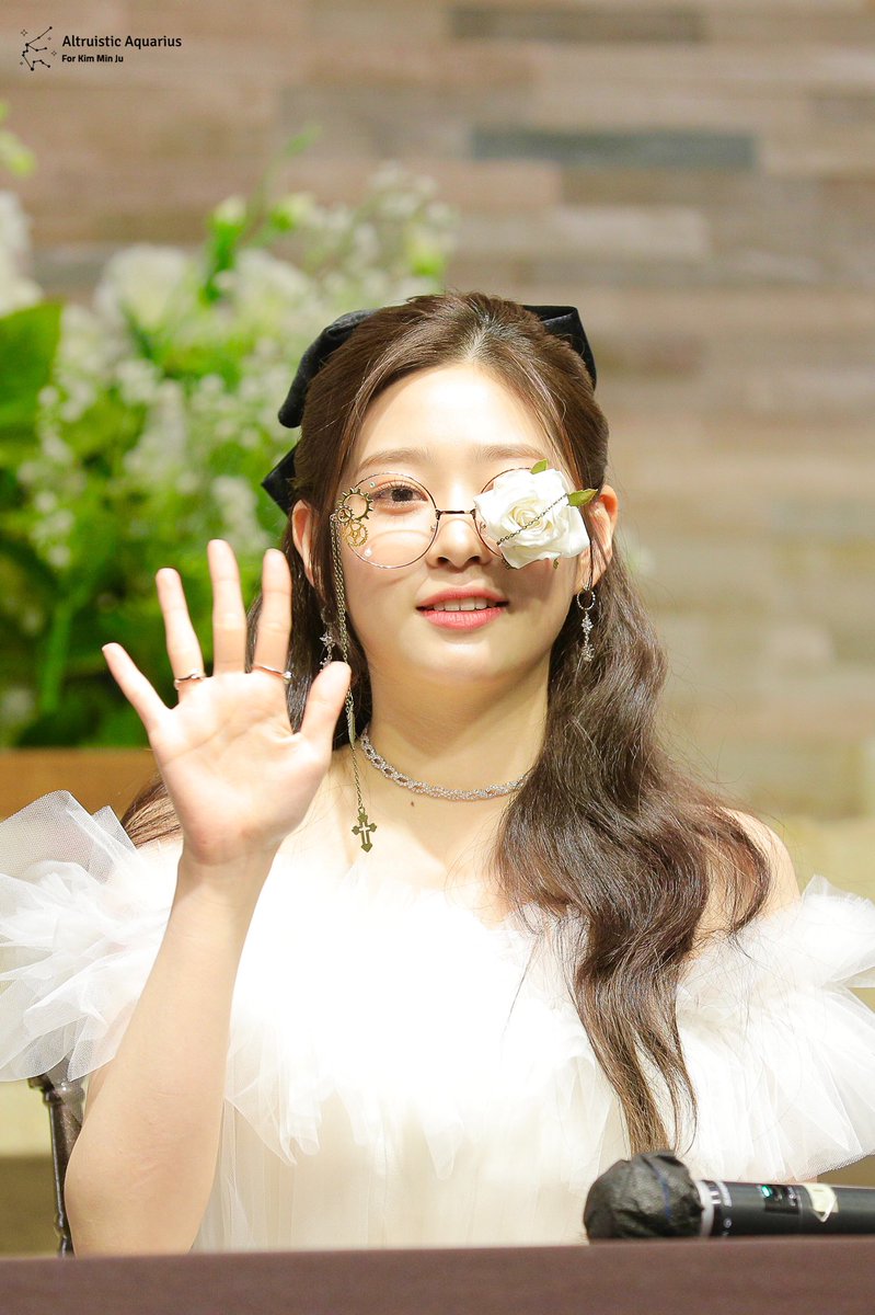 kimminju_020501's tweet photo. 220115
팬사인회
#아이즈원 #IZONE #アイズワン       
#김민주 #Kimminju #キムミンジュ https://t.co/AfbwW2TBFN