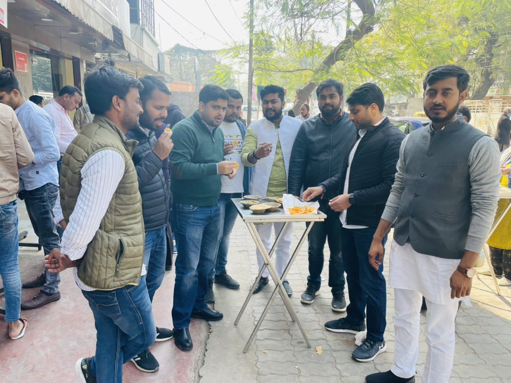 AkhileshInc's tweet photo. आज वाराणसी में राष्ट्रीय अध्यक्ष @Neerajkundan जी के साथ डोर टू डोर जनसंपर्क करते हुए वाराणसी की मशहूर कचोरी जलेबी का आनंद लिया… https://t.co/x15EuxgvSO