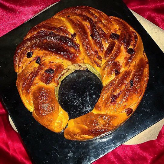 MissQiyamullail's tweet photo. Done for 2 friends, a traditional Jewish bread + Nutella &amp; smashed dark chocs filling. 👩🏼‍🍳
When Halal food can be cooked/baked from various cultures &amp; regions, hot tea &amp; coffee can be enjoyed in so many ways for  changes of appetite.

#homebaker #pastry #bread #baking #foodcraft https://t.co/IXocIxez9S