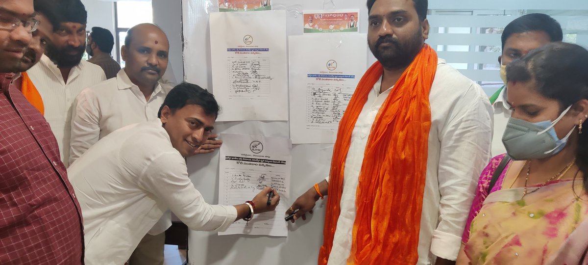 RakeshReddyBRS's tweet photo. ఉద్యోగ నోటిఫికేషన్లు ఇవ్వాలని చెప్పి @BJYMinTS భారతీయ జనతా యువ మోర్చా @BJP4Telangana రాష్ట్ర కార్యాలయంలో చేపట్టిన కోటి సంతకాల సేకరణ కార్యక్రమంలో పాల్గొనడం జరిగింది. https://t.co/lBbo3BochW