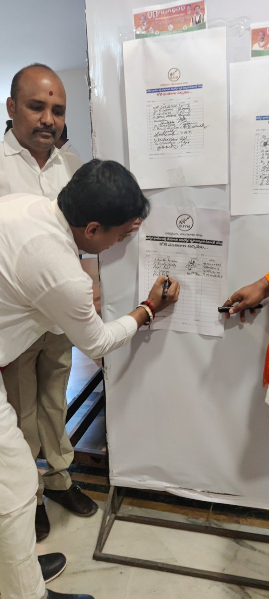 RakeshReddyBRS's tweet photo. ఉద్యోగ నోటిఫికేషన్లు ఇవ్వాలని చెప్పి @BJYMinTS భారతీయ జనతా యువ మోర్చా @BJP4Telangana రాష్ట్ర కార్యాలయంలో చేపట్టిన కోటి సంతకాల సేకరణ కార్యక్రమంలో పాల్గొనడం జరిగింది. https://t.co/lBbo3BochW