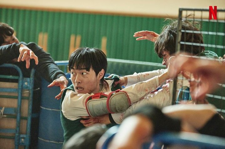 kdramadaisy's tweet photo. lee cheongsan appreciation tweet cuz my selfless boy went through a lot. he deserves better 🥲

#AllOfUsAreDead https://t.co/YwKgczl11V
